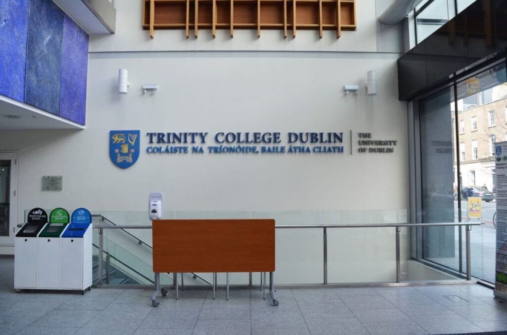 Logo:7_Tiiflinsc= Trinity College